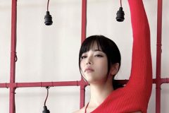 東雲うみ、赤ビキニの肉体美