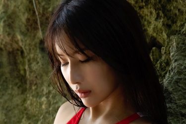 琴井ありさ、岩壁のしっとり美女