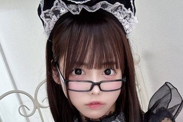 風愛ことり、メイドちらり開脚